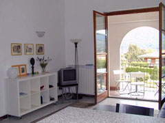 Casa Fiori in Pella, just a stroll from the lakefront - click for more on this superb apartment