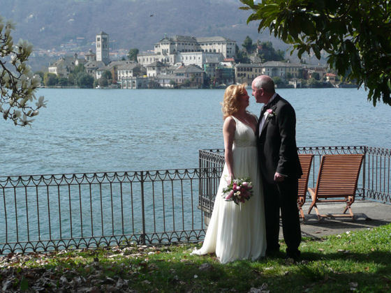 Jackie and Ken relaxing in the lakeside garden of Villa Giovanetti just before strolling to the Comune for their wedding on 7th April 2010 - click for more photos in the lakeside garden...