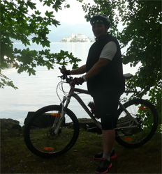 Cycling off-road along the lakeside path from the Lido di Gozzano to Pella