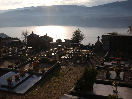 The cemetery at Sant'Antonio di Vacciago (the occupants have one of the best views of the lake) - December 2008