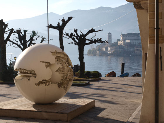 Pomodoro sculpture in Piazza Motta - December 2008