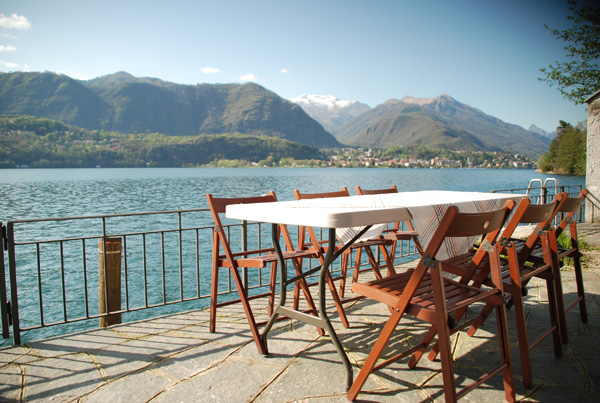 Further dining table in lake-side swimming area, right next to the lake