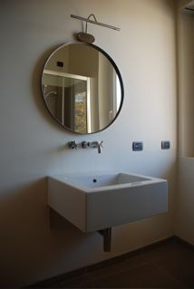 Washbasin of family bathroom, on 2nd floor (with bedrooms)